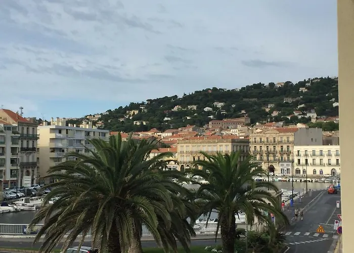 - 6 Quai Louis Pasteur *