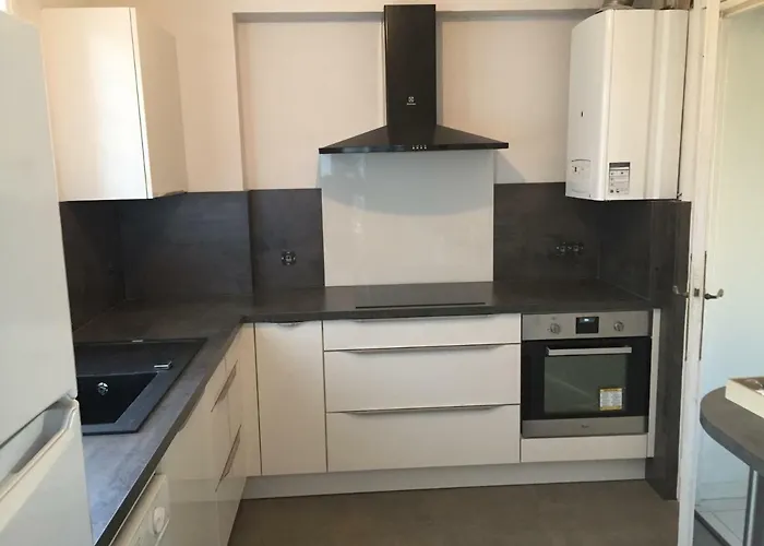 - 6 Quai Louis Pasteur *